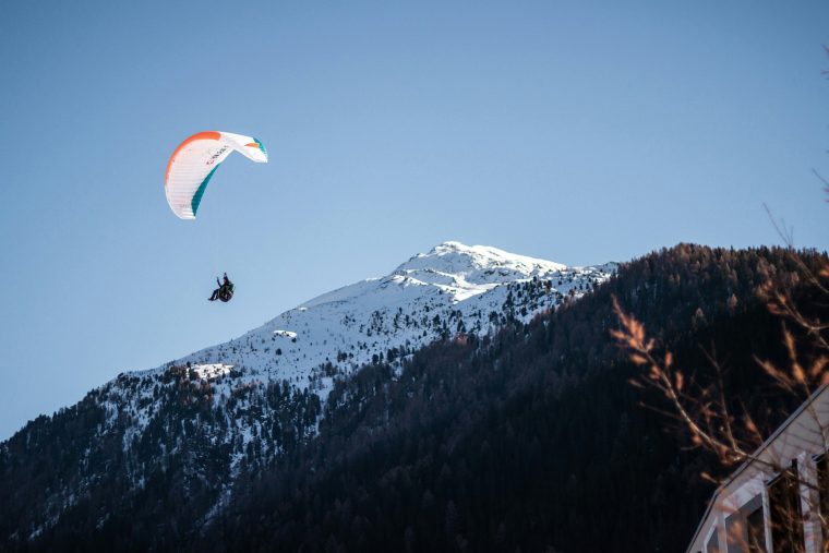 Paragliding met uitzicht op de Zwitserse Alpen